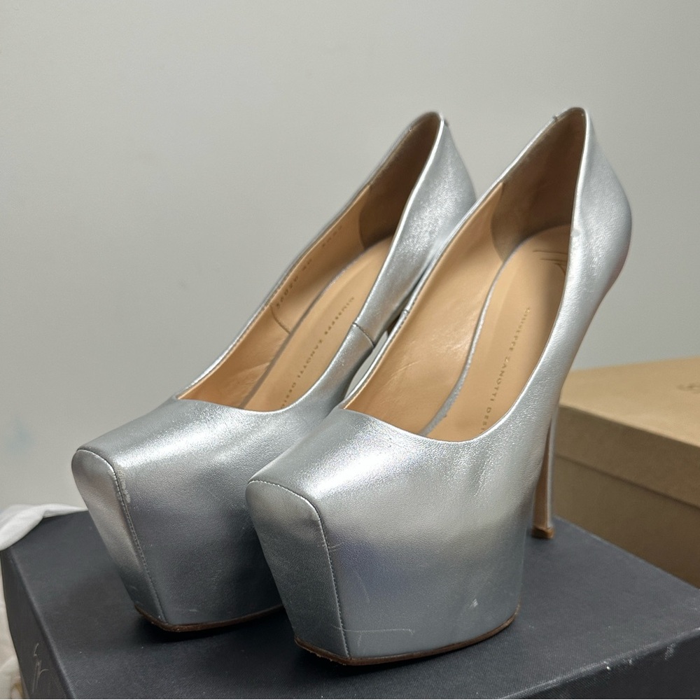 Giuseppe Zanotti Metallic Silver Pumps